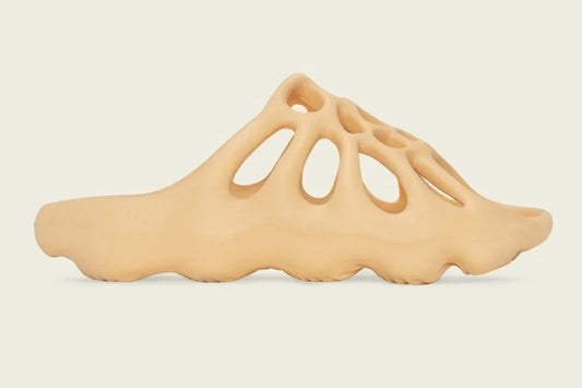 Conheça o Yeezy 450 Slide ''Cream''