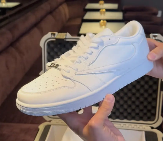 Travis Scott faz Air Jordan 1 Low Branco exclusivo para White Party