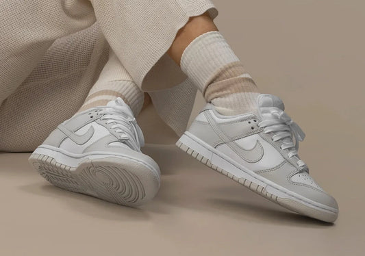 O Nike Dunk Low Photon Dust está de volta