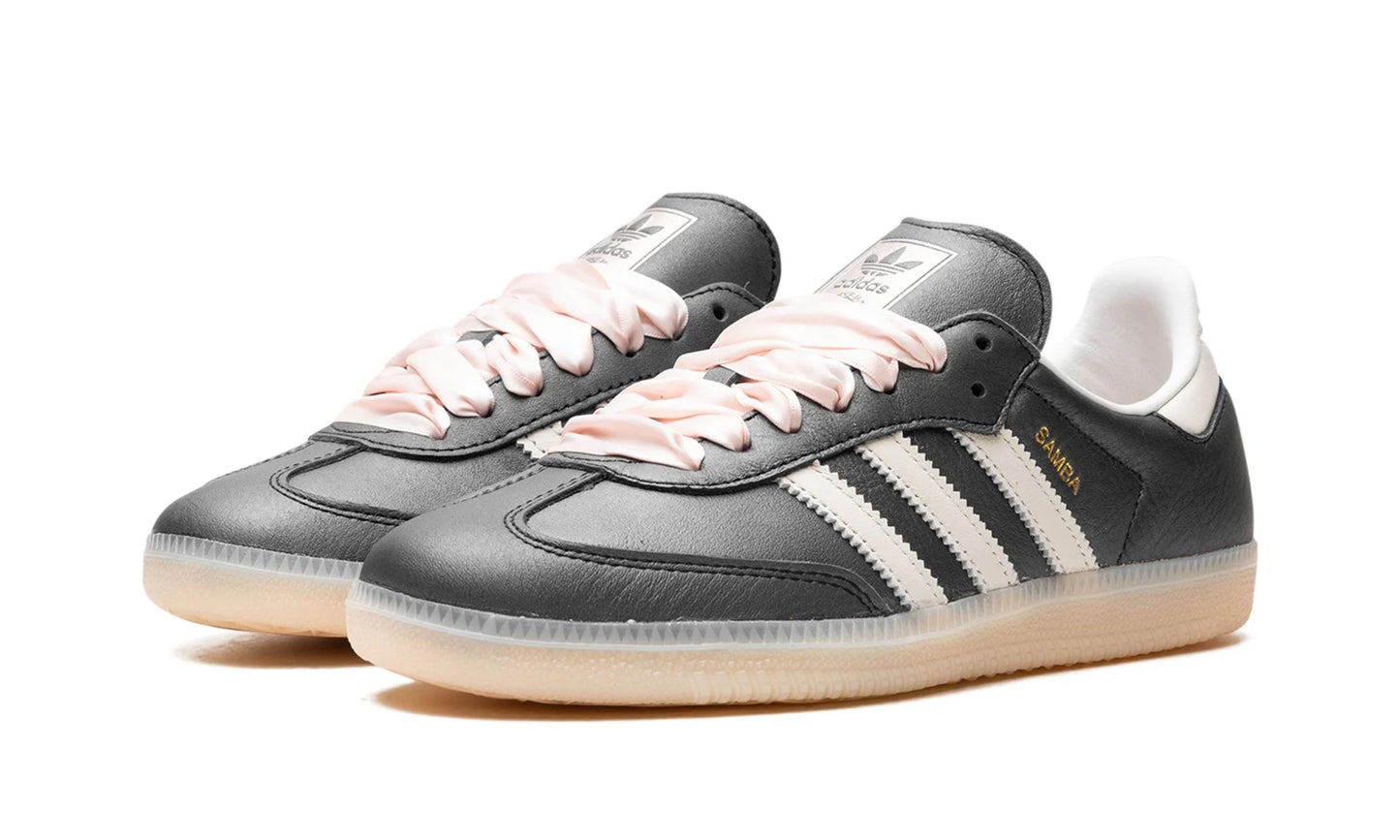 Tênis Adidas Samba Feminino preto com cadarço em cetim rosa.