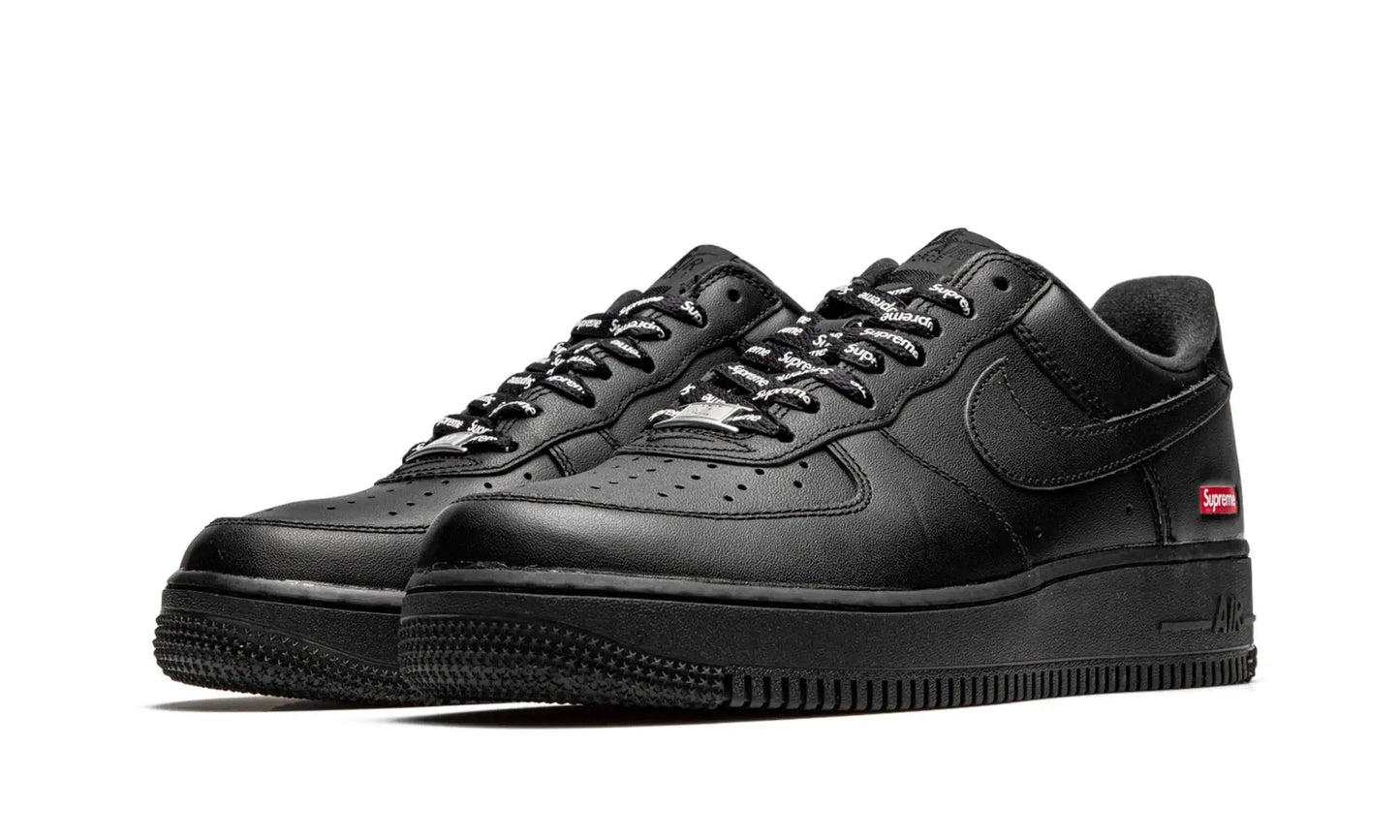 Tênis Air Force 1 x Supreme "Black" Preto