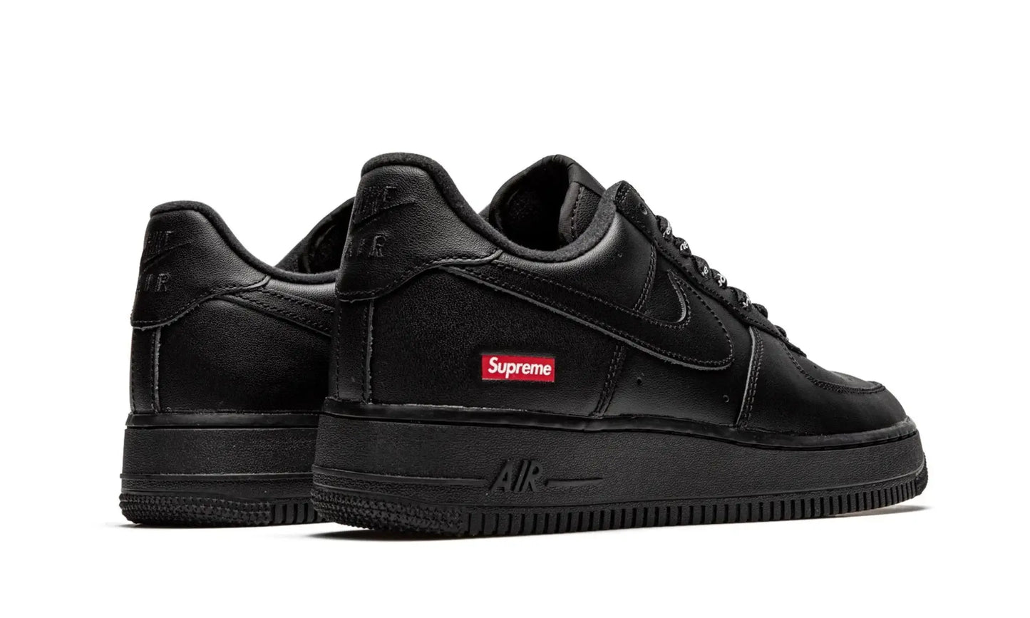 Tênis Air Force 1 x Supreme "Black" Preto