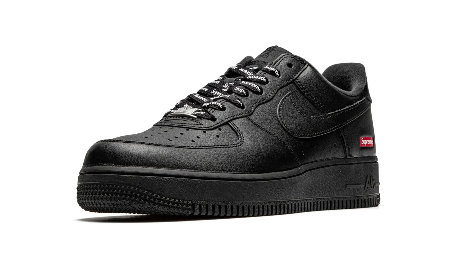 Tênis Air Force 1 x Supreme "Black" Preto
