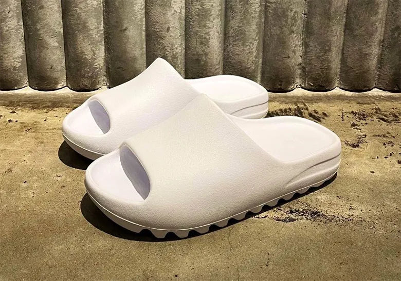 Um novo chinelo Yeezy aparece na cor White Salt