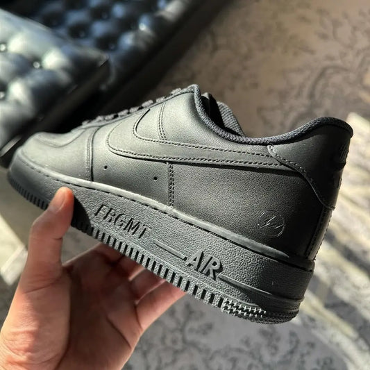 O Fragment x Air Force 1 Low aparece na cor preta