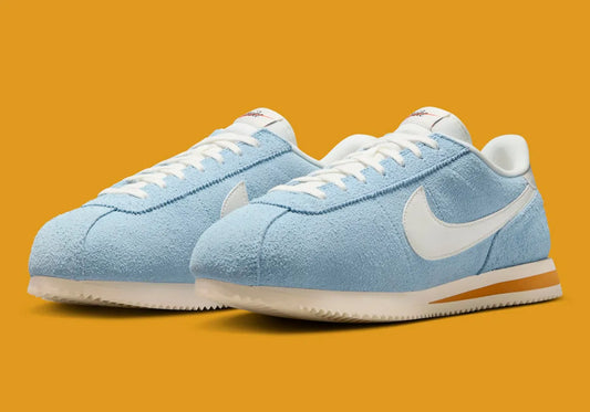 Nike Cortez apresenta suave colorway "Psychic Blue" em camurça para a temporada de fim de ano