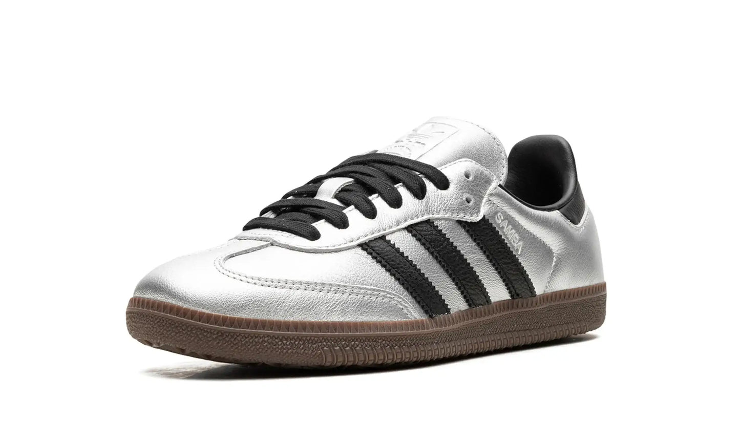 Tênis Adidas Samba prata feminino.