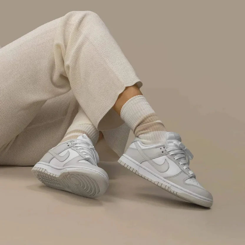 Tenis nike best sale feminino cinza claro