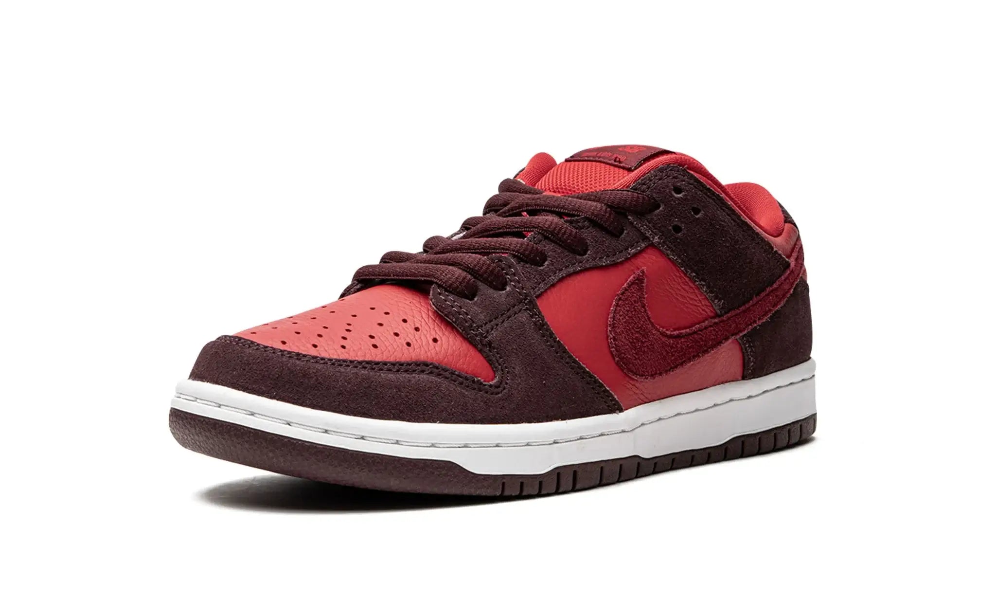 Nike sb dunk low black red sales
