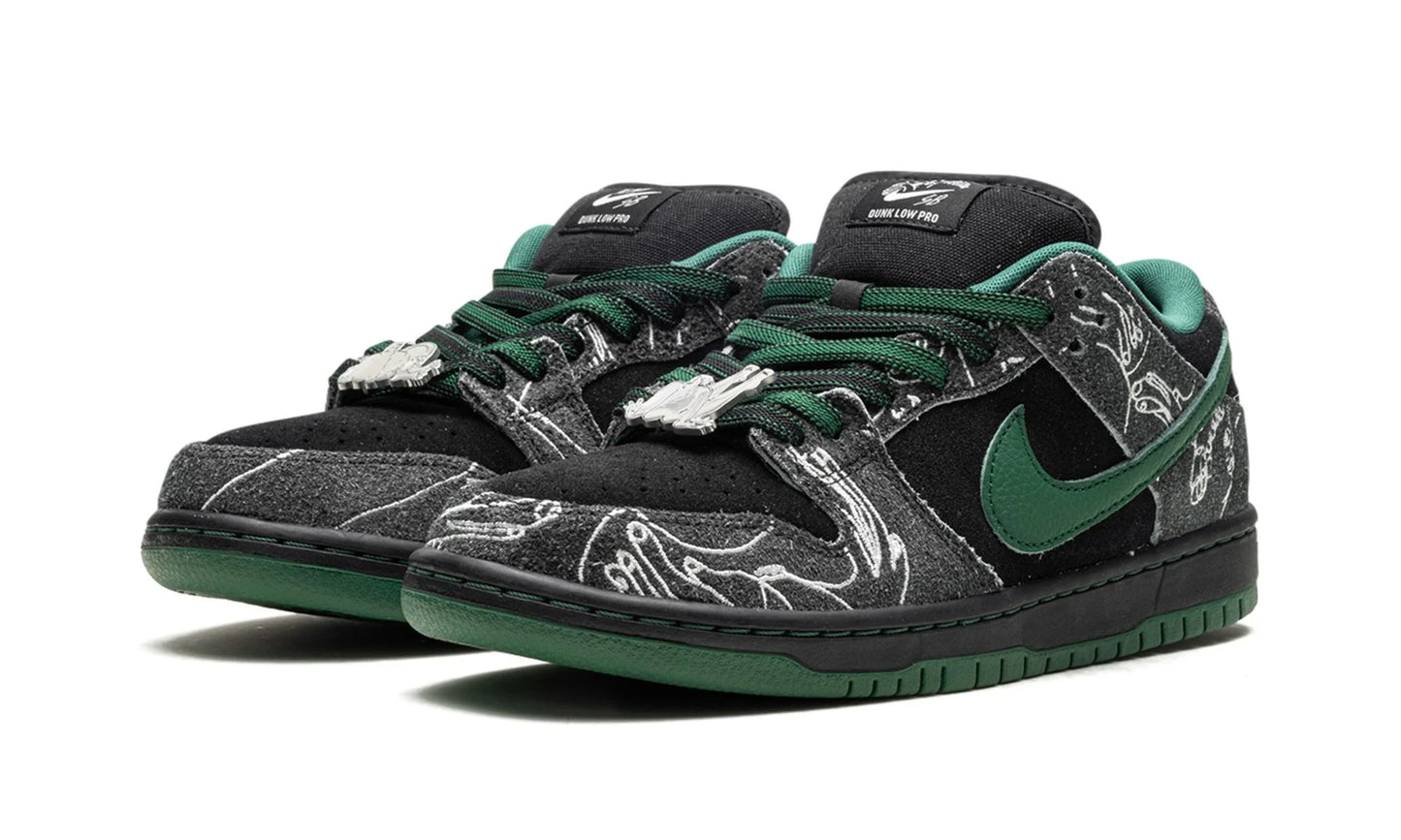 Tênis Nike Dunk Low SB "There Skateboards" Preto / Verde