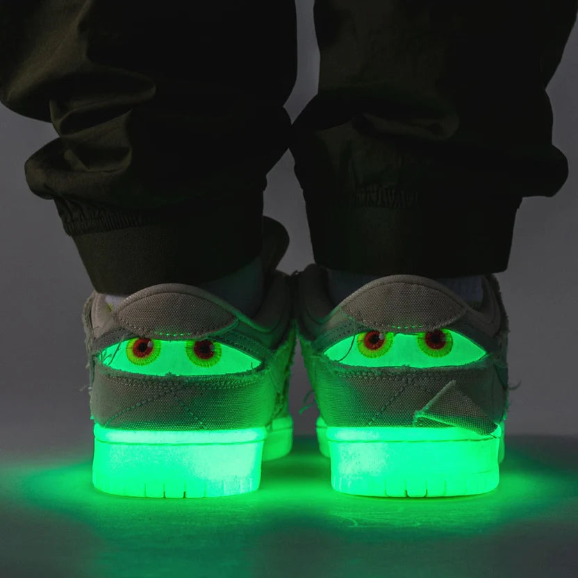 Tenis nike feminino brilha no best sale escuro